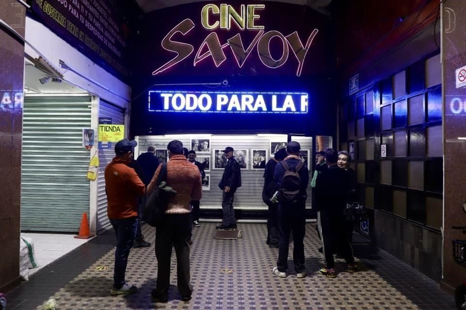 La vitrina de Drama se ubica en el Pasaje Savoy, en el Centro Histórico.