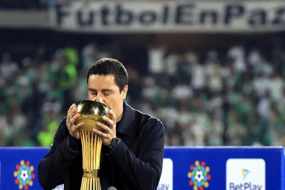 Juárez besando el trofeo de campeón.