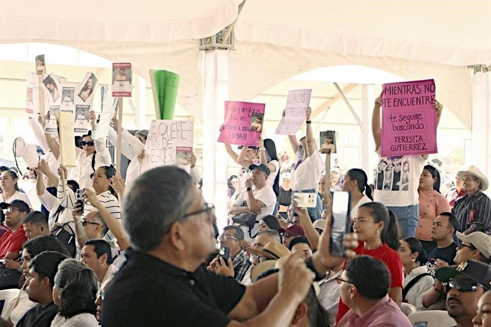 Familiares de al menos 30 personas desaparecidas de centros de rehabilitación en Mazatlán protestaron en mitin de la Presidenta Sheinbaum.