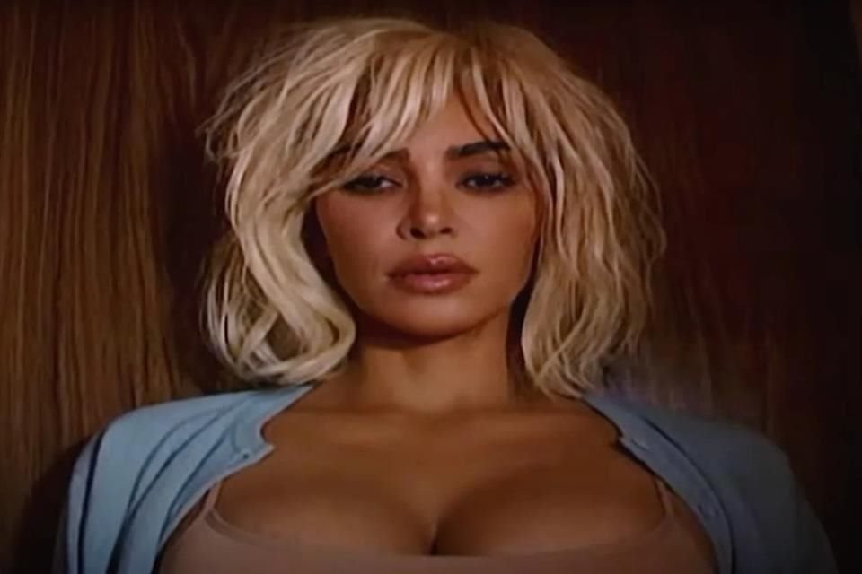 Kim Kardashian lanzó un cover de la canción 'Santa Baby', producido por su cuñado, con un video que fan califican como 'perturbador'.