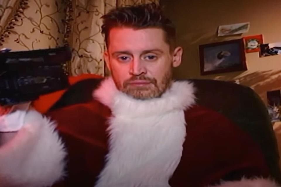 El actor Macaulay Culkin hace un cameo al final del video como un Santa Claus un poco extraño y perverso.