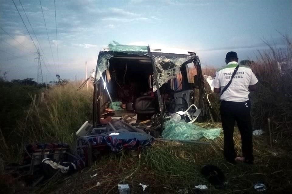 En el autobús viajaban turistas procedentes de Michoacán, según los informes.