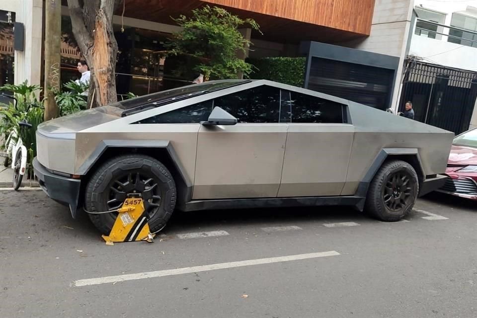 La unidad, con placas de Jalisco, estaba estacionada en Avenida Moliere.