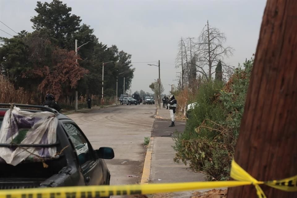 Vecinos observaron a las víctimas antes del amanecer en una terracería aledaña al panteón de la comunidad. 