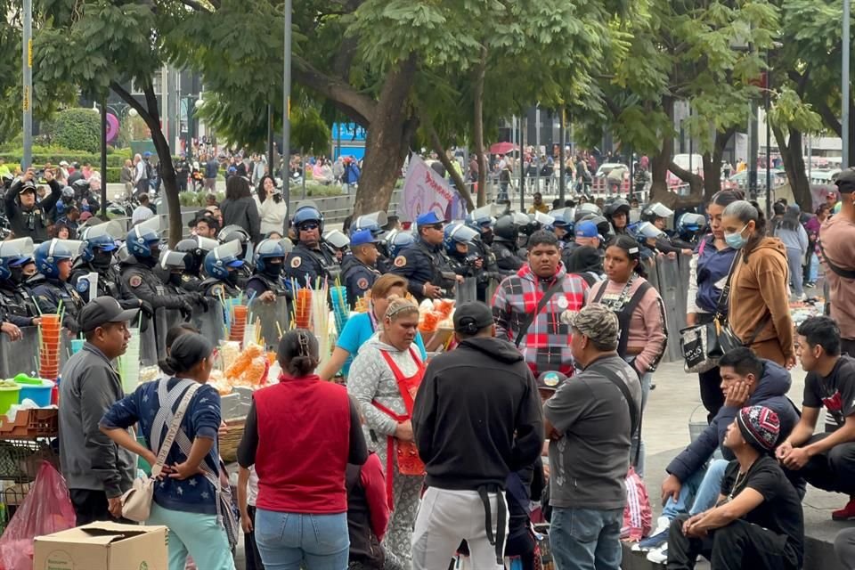 Ayer mismo, comerciantes fueron replegados luego de que intentaron alcanzar la explanada de Bellas Artes. 