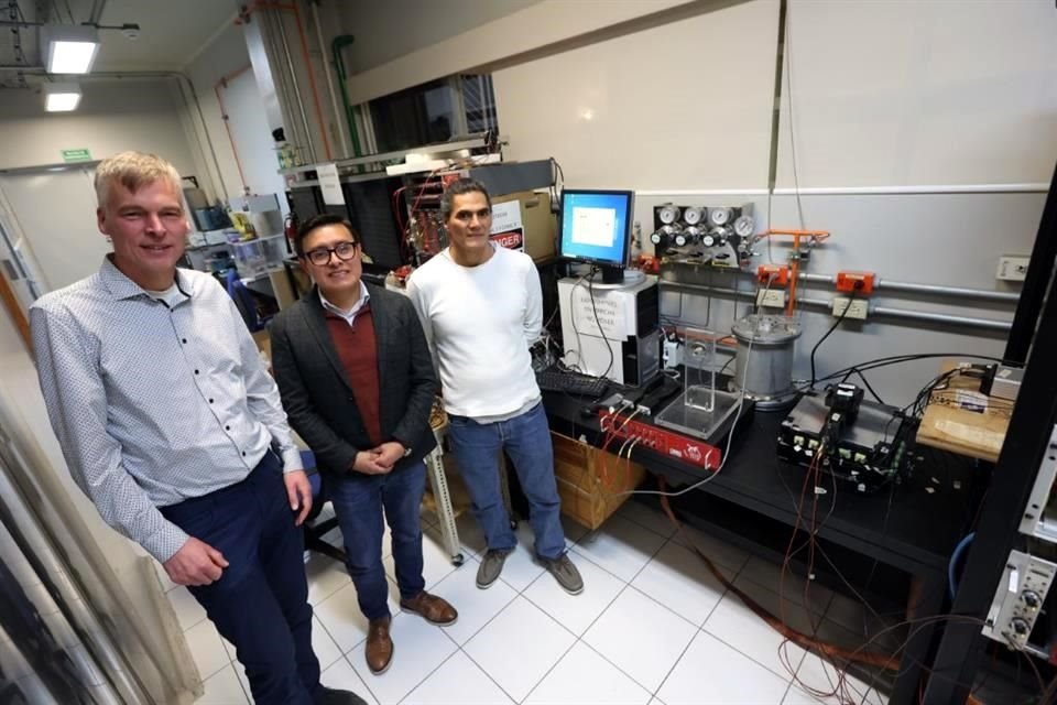 Marco van Leeuwen, Antonio Ortiz y Antonio Paz en el Laboratorio de Detectores del Instituto de Ciencias Nucleares de la UNAM.