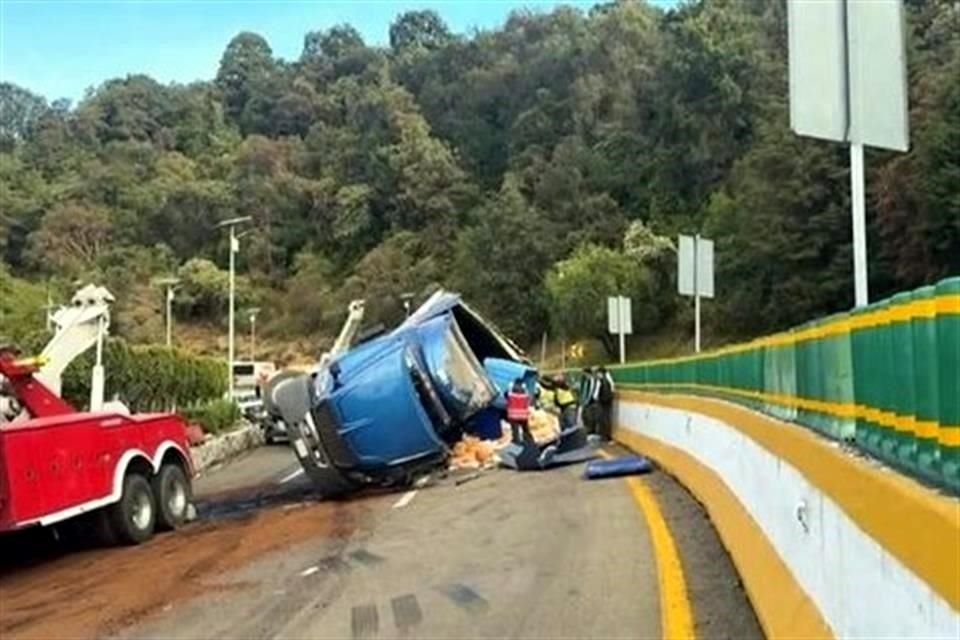 En el sitio se realizan las maniobras para retirar el vehículo.