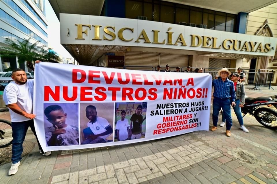 Personas protestan contra la desaparición de cuatro adolescentes frente a la Fiscalía de Guayaquil, el 23 de diciembre.