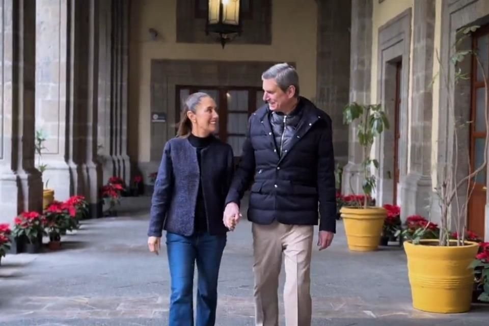 Claudia Sheinbaum dan suaminya Jesús María Tarriba di Istana Nasional.