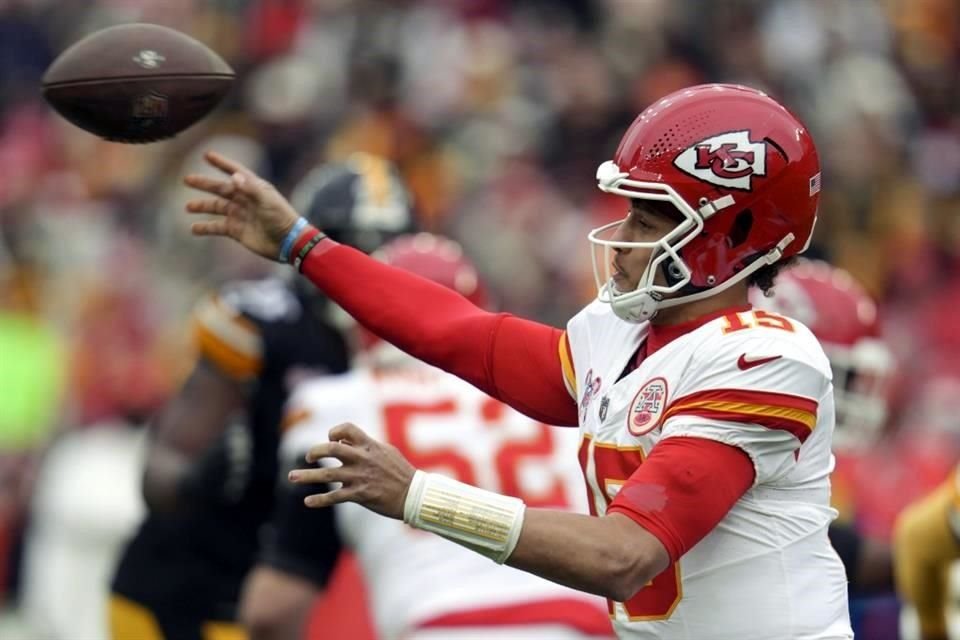 Patrick Mahomes lució con 3 pases de anotación.