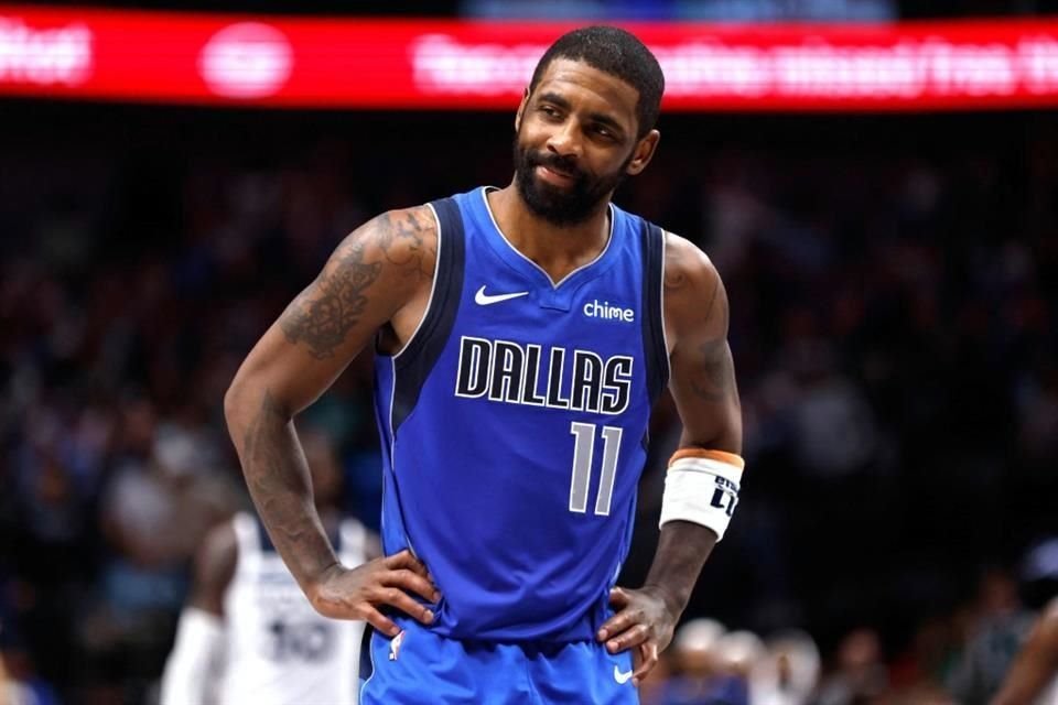 Kyrie Irving encesntó 36 puntos, pero de nada sirvieron porque Dallas perdió.