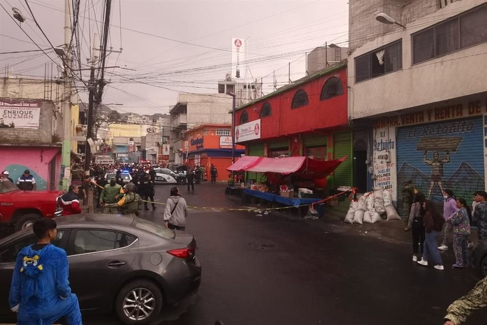 Vulcanos acudieron al lugar para controlar el fuego, el cual se extendió a la bodega de una tienda de conveniencia.