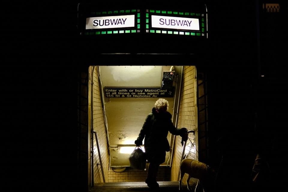 Una mujer sale del metro en la ciudad de Nueva York el 15 de diciembre del 2024.