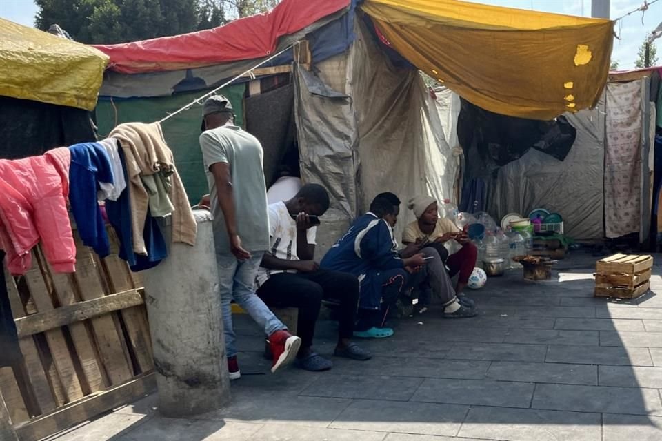 Migrantes no celebran las fiestas decembrinas, mientras pernoctan en unas carpas habilitadas en la Plaza de la Soledad, Alcaldía Cuauhtémoc. 