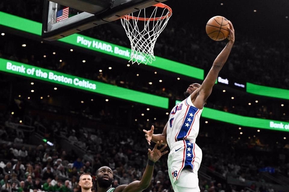 Tyrese Maxey logró 33 puntos y 12 asistencias.