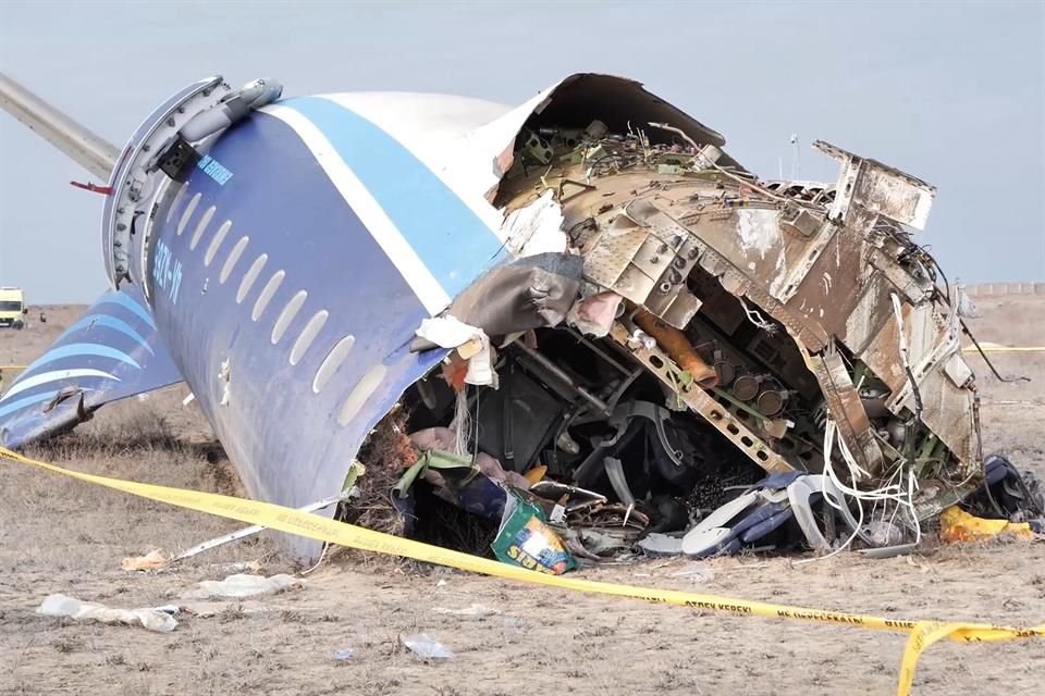 El Consejo de Seguridad y Defensa de Ucrania acusó que el avión en Kazajistán fue impactado por los sistemas rusos de defensa aérea.