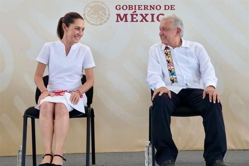 Claudia Sheinbaum y Andrés Manuel López Obrador durante una gira en agosto en San Luis Potosí.