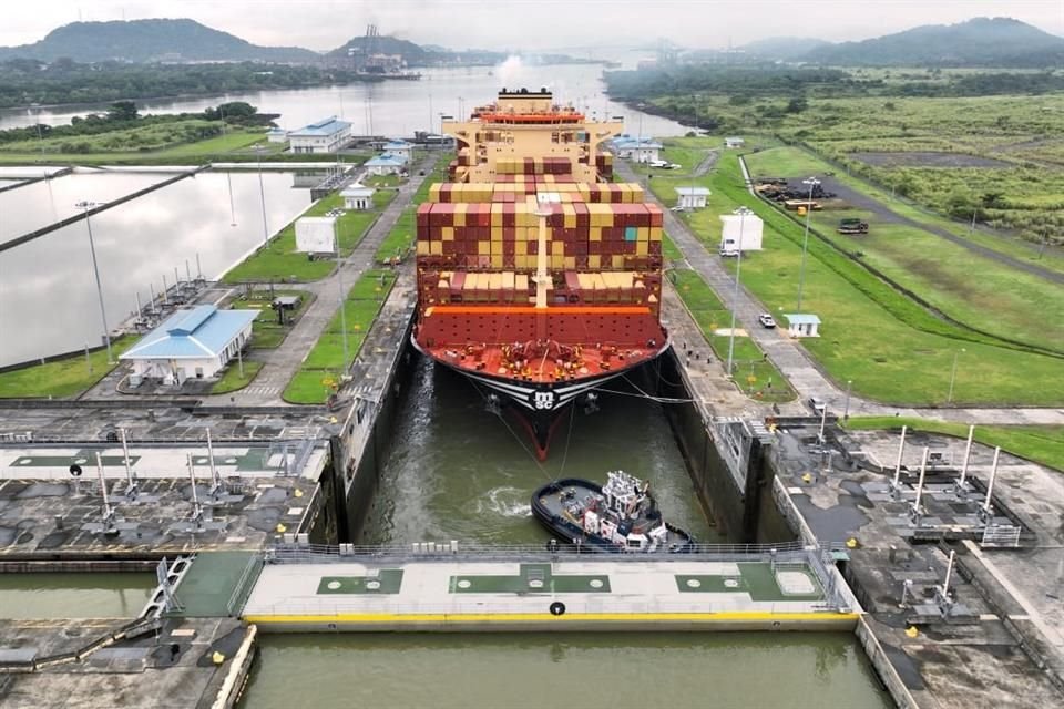 Un barco transita por el Canal de Panamá el 30 de agosto del 2024.