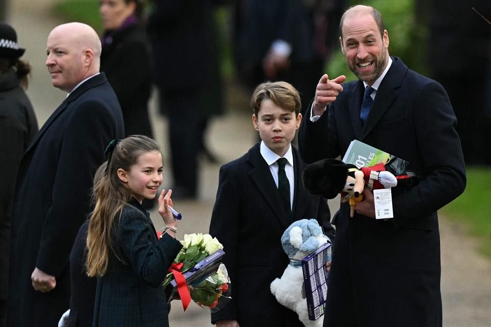 El Príncipe Jorge debuta en el tradicional partido de fútbol real junto a su padre, Guillermo, marcando un momento especial en familia.