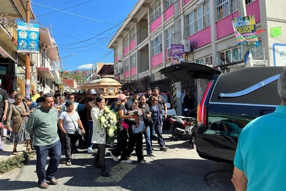 El cortejo fúnebre rumbo al panteón central de Chilpancingo.