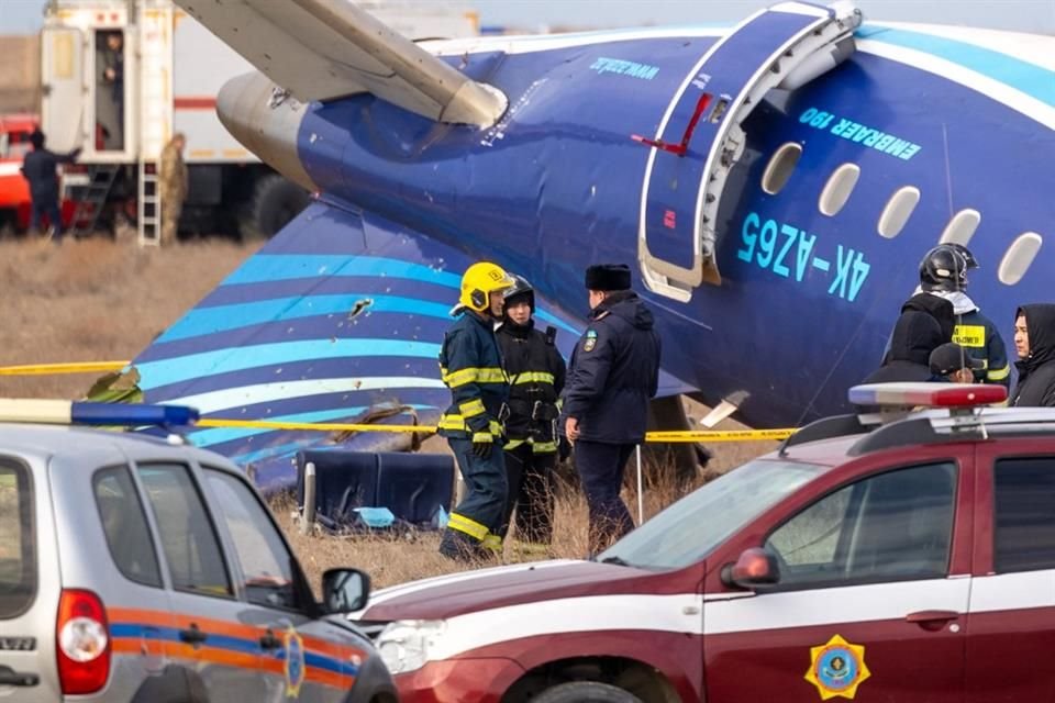 Especialistas y autoridades trabajan en el sitio del accidente de un avión, en Kazajistán, el 25 de diciembre del 2024.