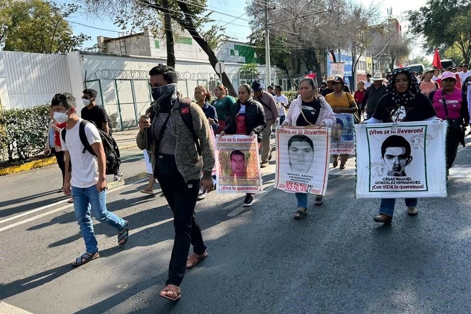 Padres de los 43 normalistas de Ayotzinapa marcharon rumbo a la Basílica de Guadalupe. 