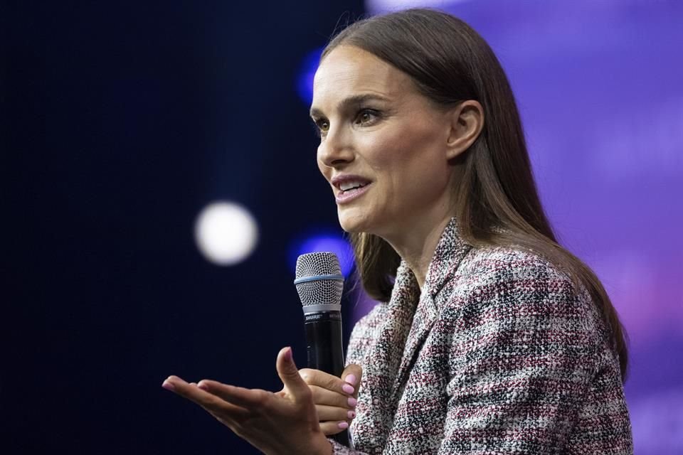 Portman fue fotografiada disfrutando de unas merecidas vacaciones el miércoles, mostrando su buen humor y disfrutando de la compañía de una amiga.