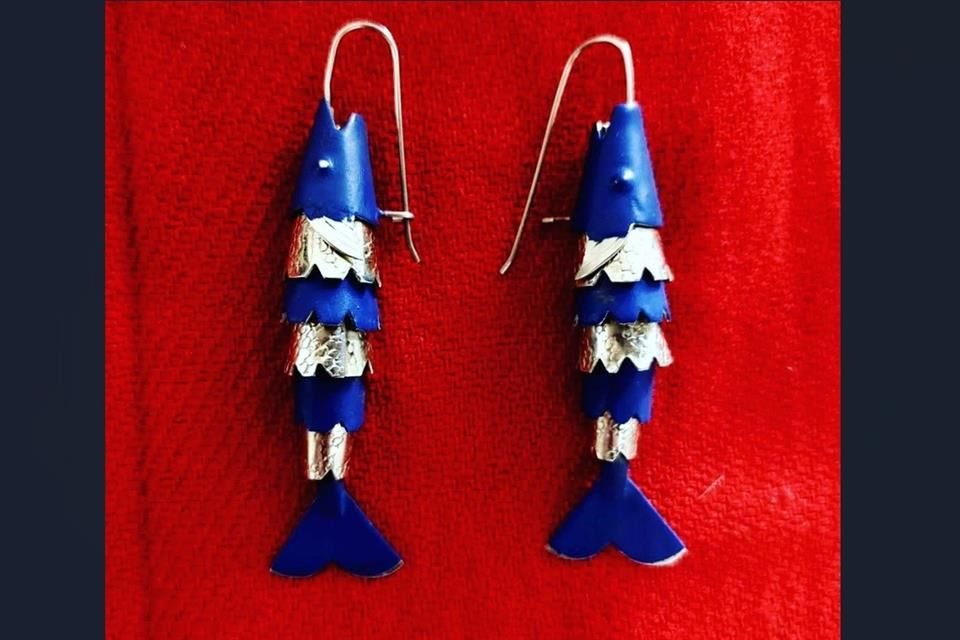 Pescados de plata con intervenciones azules, un ejemplo de la joyería de la artista.