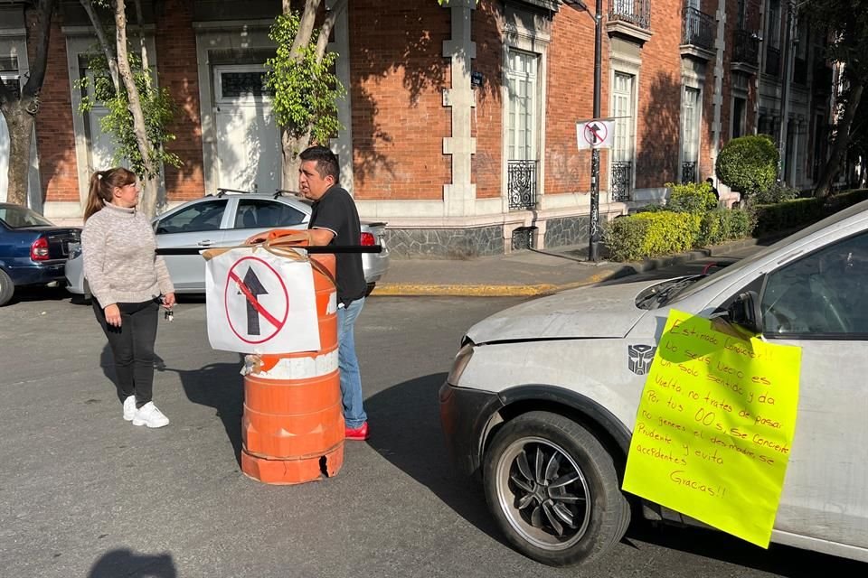 Vecinos han optado por colocar señalización y hasta cruzar vehículos para advertir a los automovilistas sobre el sentido correcto de la calle.