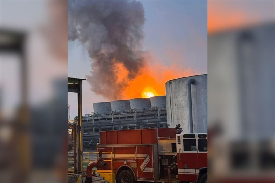 Personal de emergencias y de Pemex atiende un incendio reportado en el complejo petroquímico Cangrejera, en Coatzacoalcos, Veracruz.