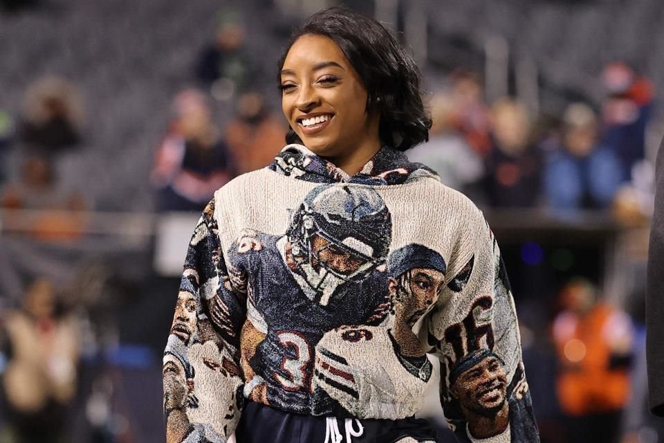 La gimnasta multimedallista olímpica Simone Biles estuvo presente en el Soldier Field.