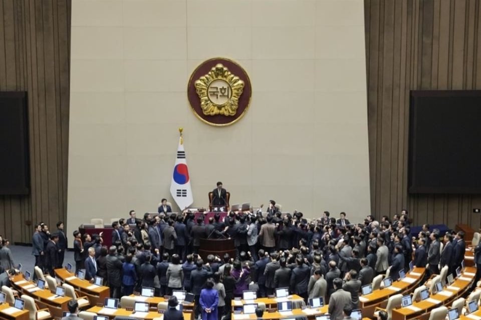 Anggota parlemen dari Partai Kekuatan Rakyat yang berkuasa melakukan protes di hadapan Ketua Majelis Nasional Korea Selatan Woo Won Shik, tengah atas, selama sesi pleno untuk mosi pemakzulan terhadap penjabat presiden Korea Selatan.