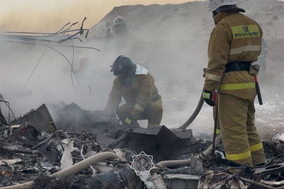 Personal de emergencia trabaja en el sitio de un accidente de avión en Kazajistán, el 25 de diciembre del 2024.