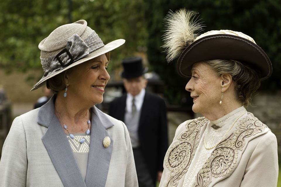 La interpretación de Smith como Violet Crawley la hizo acreedora a tres premios Primetime Emmy, cuatro premios del Sindicato de Actores de Cine y un Globo de Oro.