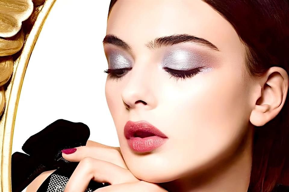 Delinea tus ojos y llena de color tus labios para robar las miradas. Deva Cassel para Dior Beauty.