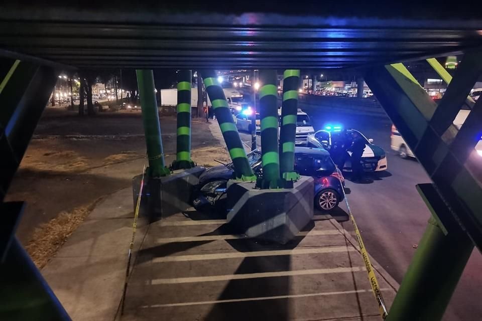 Muere automovilista tras estamparse contra puente peatonal en Calzada Ignacio Zaragoza.