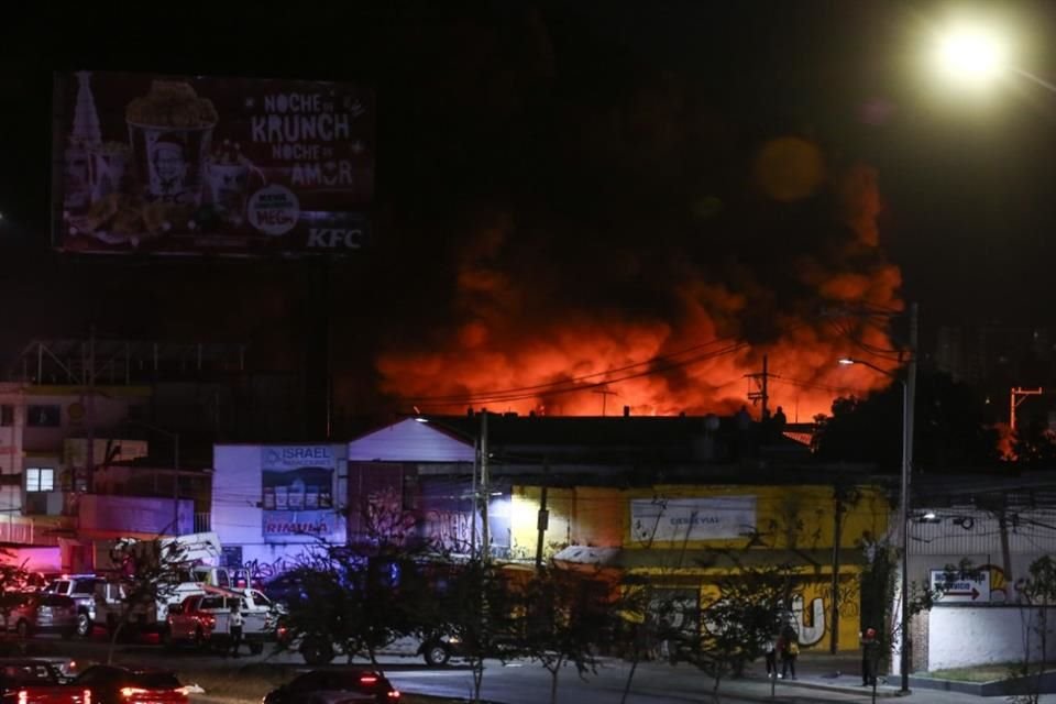 La columna de fuego y humo se apreciua desde Mariano Otero y Periférico.