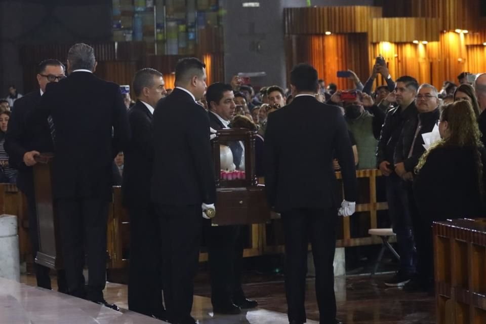 Las cenizas fueron colocadas ante el altar por un séquito de guardias.