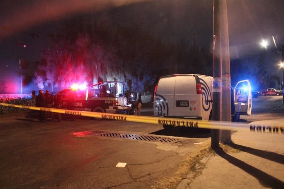 Mientras caminaba cerca de la Carretera libre a Zapotlanejo, una mujer fue asaltada y agredida con un arma blanca; alcanzó a pedir ayuda, pero murió en el lugar.