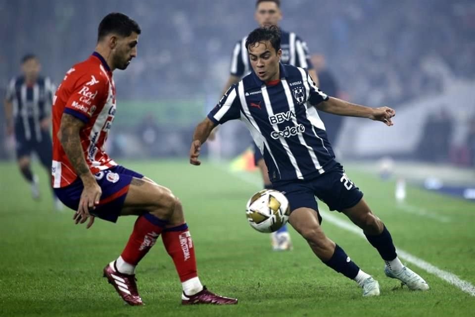 Íker Fimbres (der.) tiene como principales cualidades su capacidad para controlar el ritmo de juego y distribuir el balón.