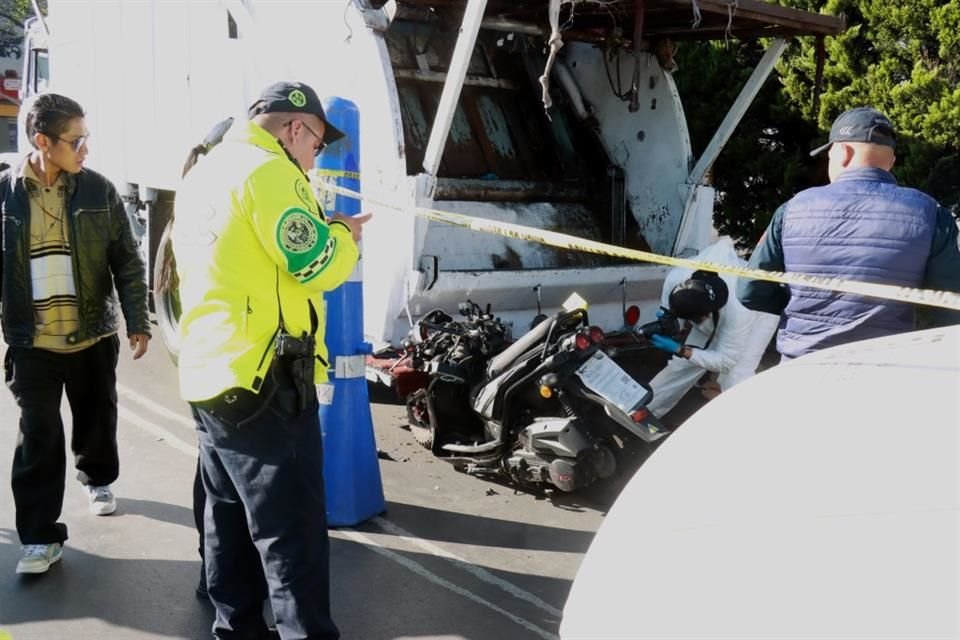 De acuerdo a los reportes, el motociclista posiblemente manejaba a exceso de velocidad y por eso no frenó a tiempo al encontrarse con el camión estacionado.