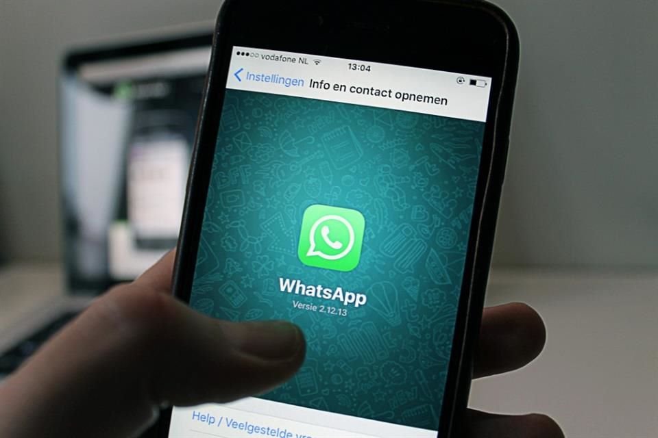 Usuarios reportan fallas en servicio de WhatsApp como errores en descargas de stickers o envío de mensajes.