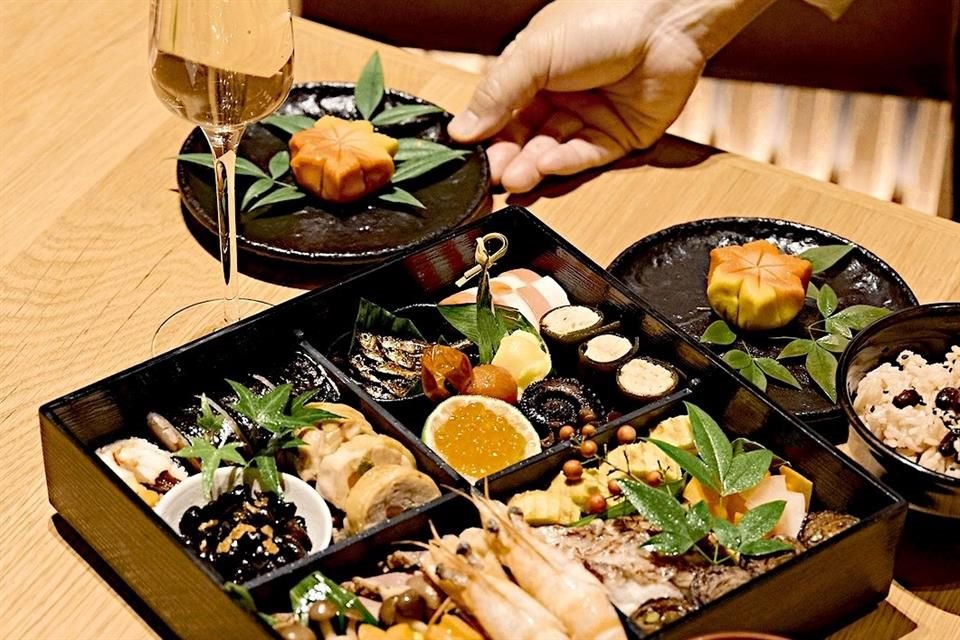 Sucede que la llegada del Año Nuevo en la cultura japonesa -Oshogatsu- se celebra con el Osechi Ryori, una costumbre culinaria colmada de simbolismo.