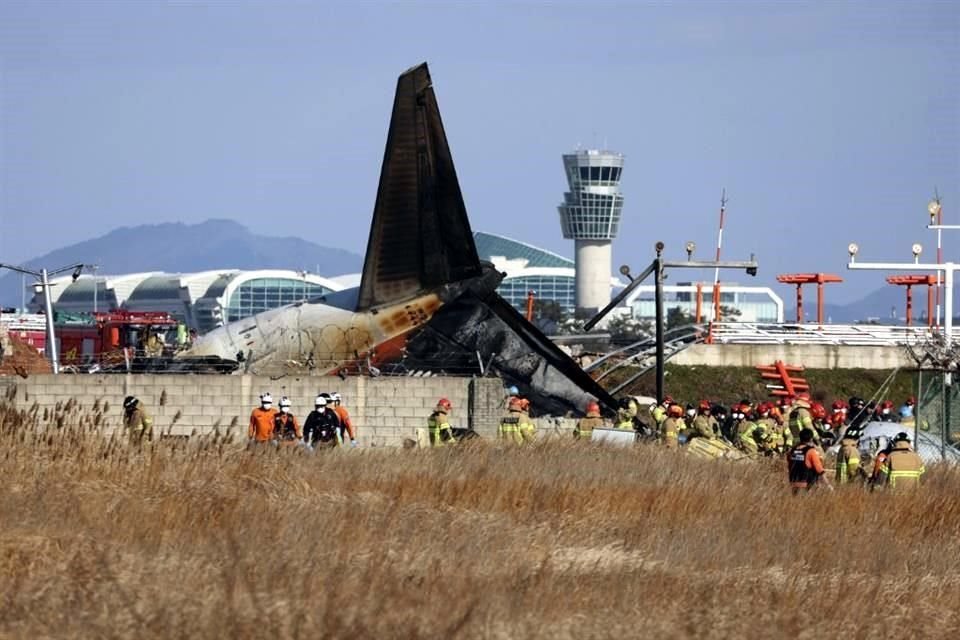 Bomberos trabajan en el Aeropuerto Internacional de Muan, en Corea del Sur, luego de que un avión comercial se salió de la pista de aterrizaje, chocó contra un muro de concreto y se incendió.