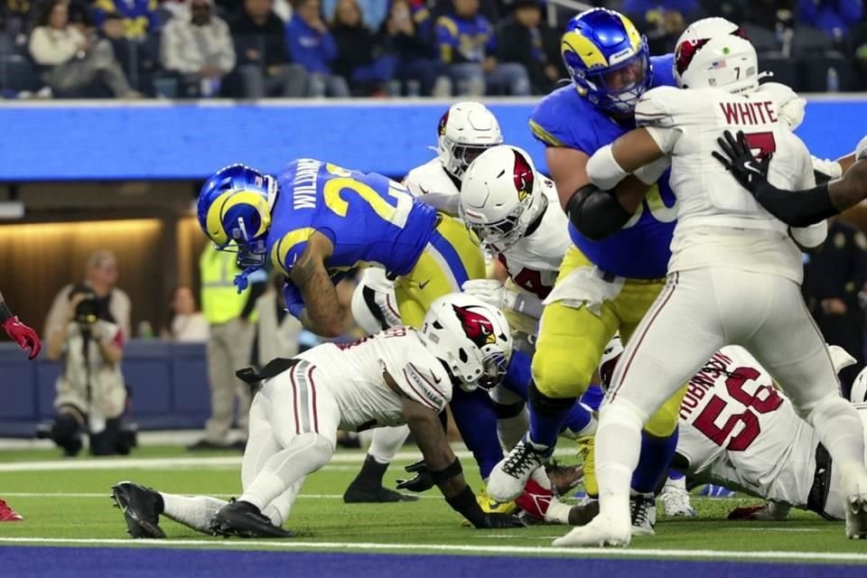 Kyren Williams (23) anotó el único touchdown de los Rams en el juego.