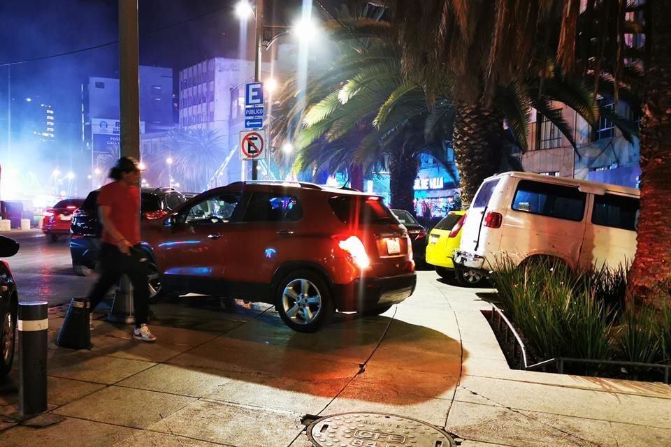 Las banquetas que bordean el Monumento a la Revolución albergan los 'estacionamientos' habilitados por los franeleros. 