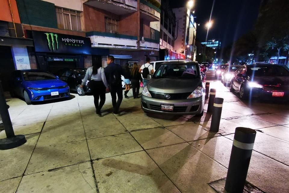 Los automovilistas esquivan incluso los bolardos.  