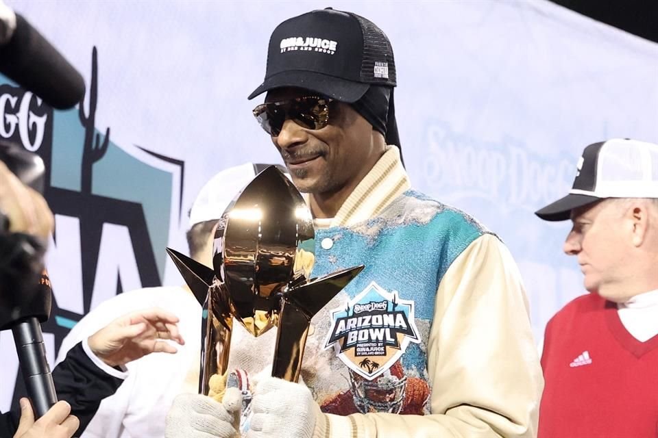 El rapero Snoop Dogg sostiene el trofeo del campeonato después de que los RedHawks de Miami (OH) derrotaran a los Colorado State Rams 43-17 durante el Snoop Dogg Arizona Bowl.