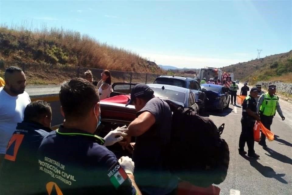 Un accidente en la Autopista del Sol dejó al menos siete turistas heridos, los cuales viajaban a Guerrero desde el Estado de México.