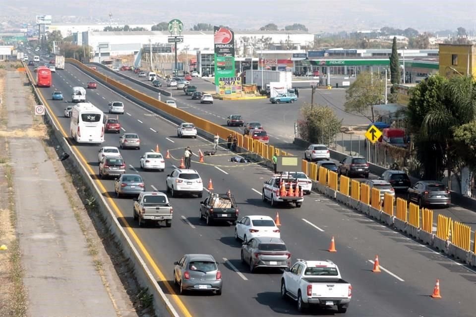 Un motociclista, presuntamente policía, falleció tras un choque en la Autopista México-Pachuca.